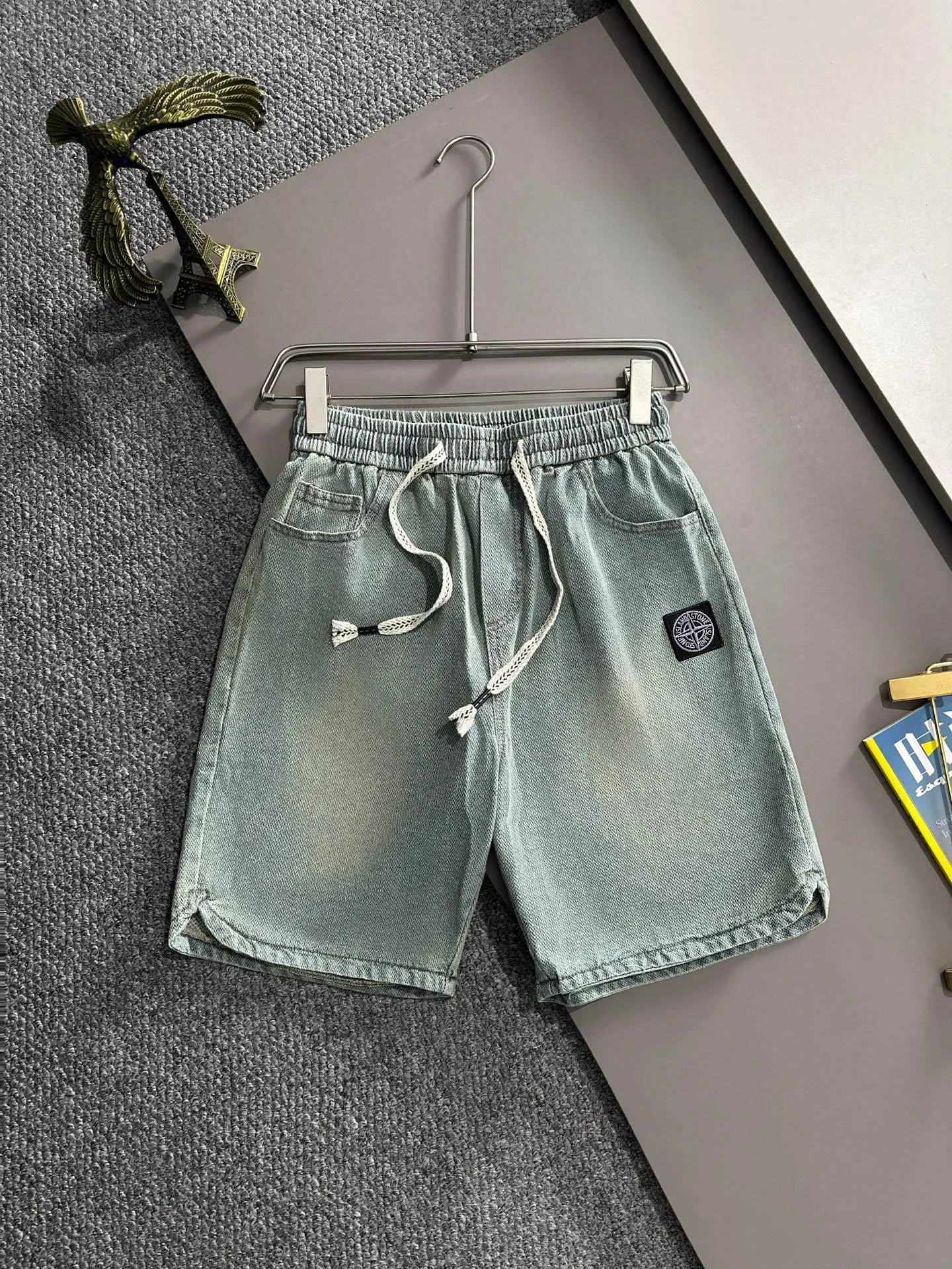 🅿️330 Stone Island 2025 summer new jeans denim shorts are woven from imported Japanese Denim plain cotton denim fabrics. They have three standards. The top stonewashing process makes the texture reach the old taste of the 1980s. It is soft, delicate, comfortable and breathable. The color has a modern and fashionable vicissitudes. The upper body is versatile and fashionable! Light luxury, a must-have item for daily commuting! Size: M-4XL (please state your height and weight when placing an order)
